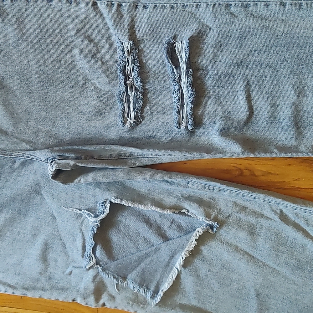 Oversize Ripped Jeans - Picture 2 of 5